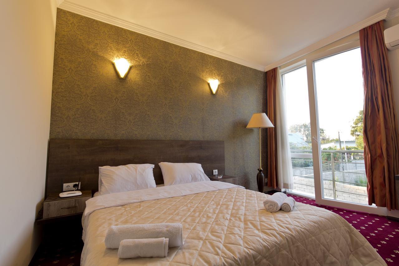 Orange Hotel Гонио Екстериор снимка