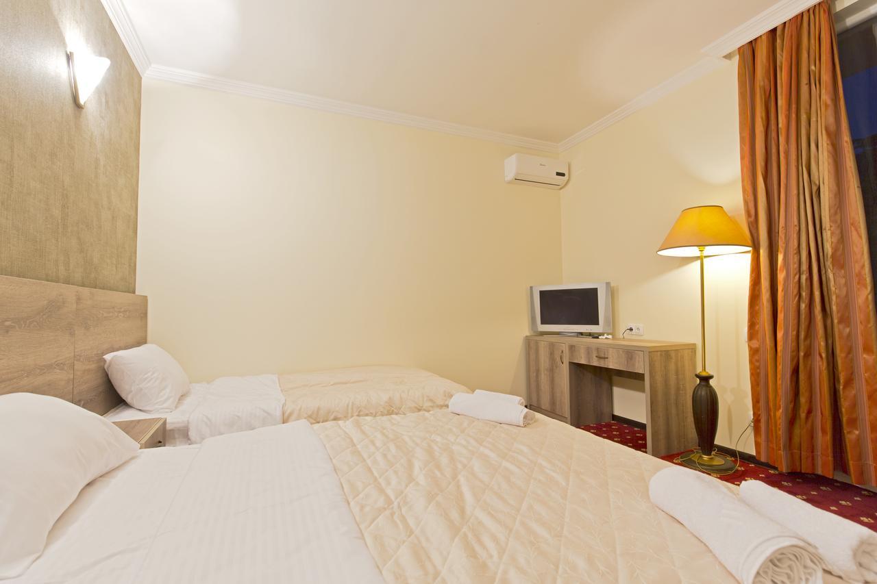 Orange Hotel Гонио Екстериор снимка