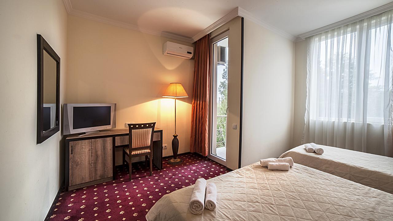 Orange Hotel Гонио Екстериор снимка