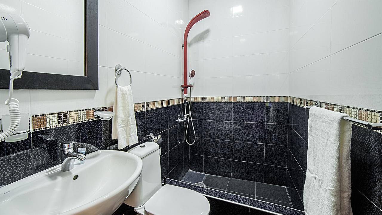 Orange Hotel Гонио Екстериор снимка